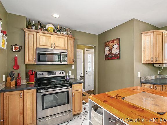 3rd image of 275 E 32nd St