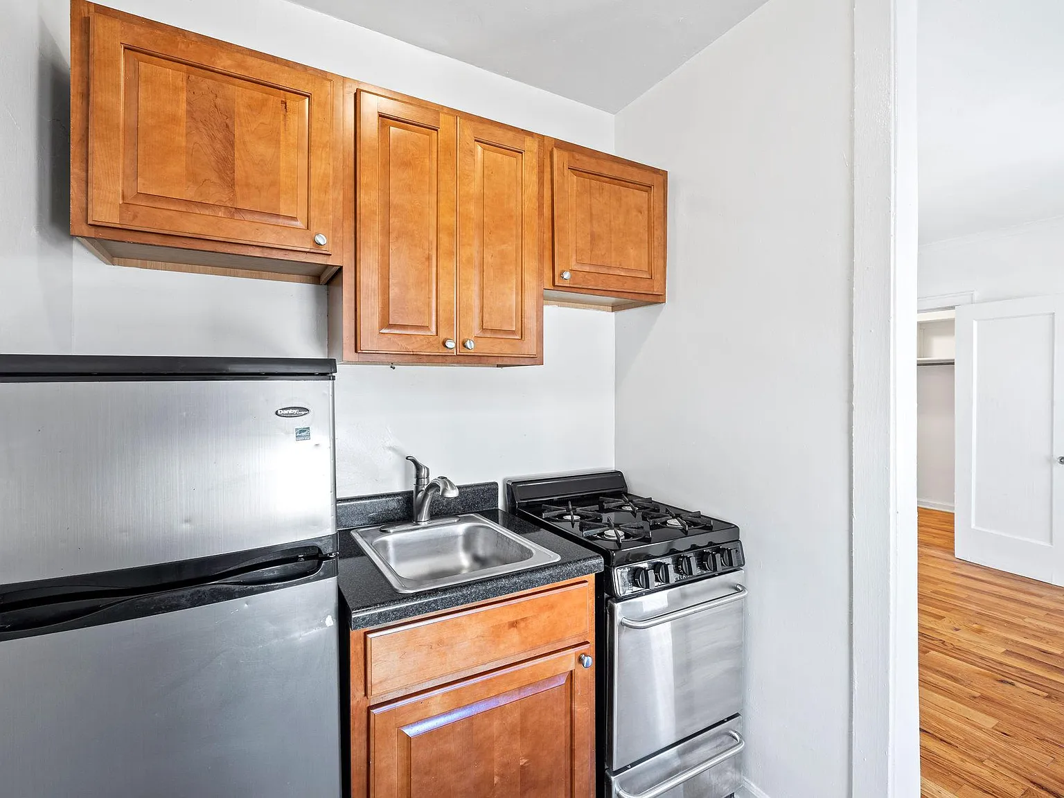 5633 N Kenmore — Photo 3