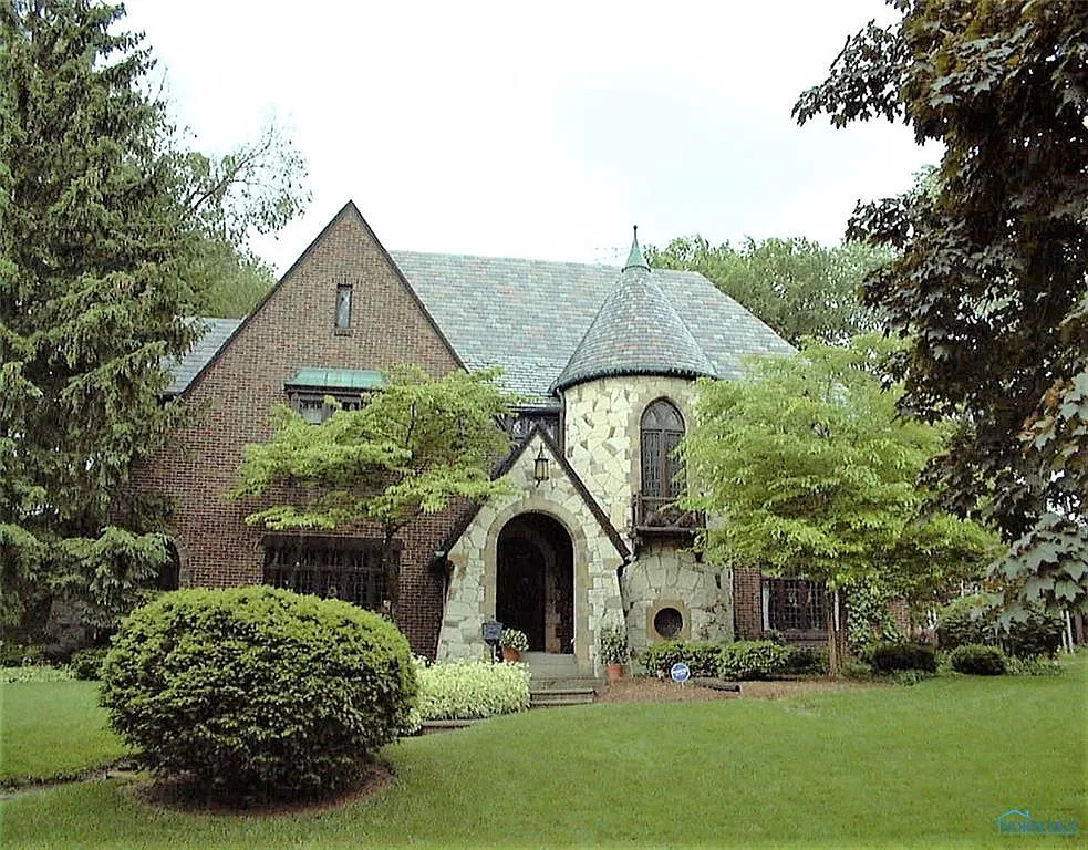 1960 Mount Vernon Ave photo 1