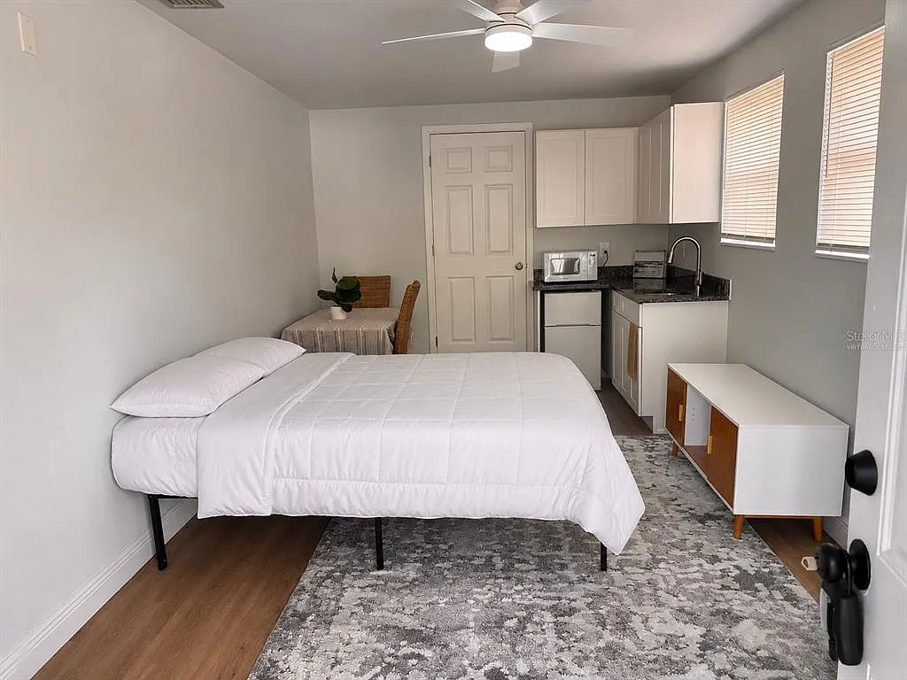 Studio, 1.0 bath, 350 sqft, $1,100 — Photo 3