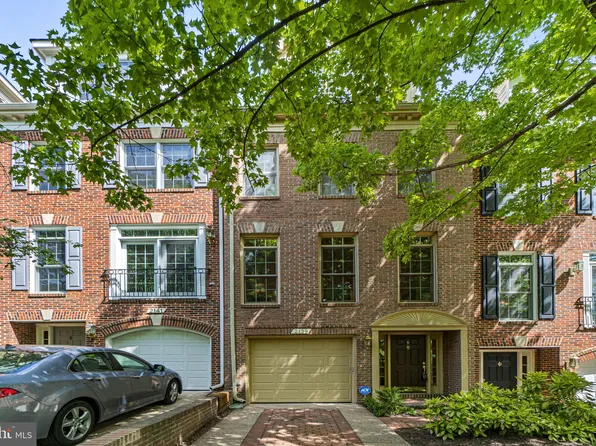 2139 N Pierce Ct, Arlington, VA 22209