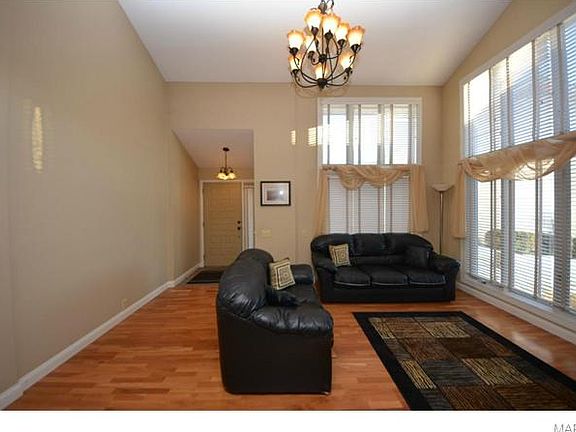 3rd image of 7 Lakeside Cir