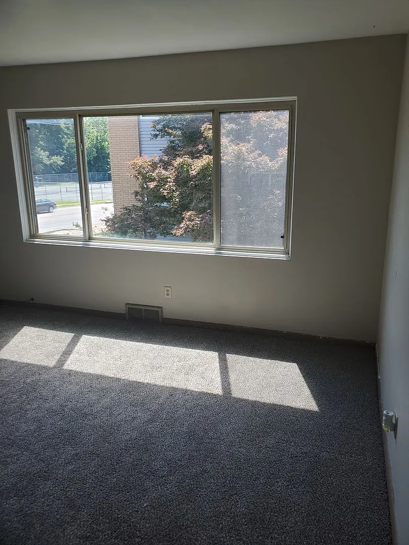 Knoll Crest - BLDG 3 — Photo 4