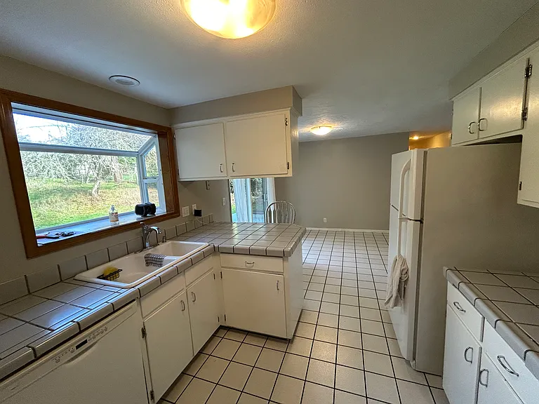 1665 Lorane Hwy — Photo 9