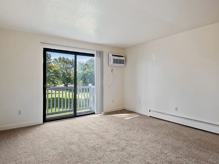 Crossroads Apartments — Photo 4