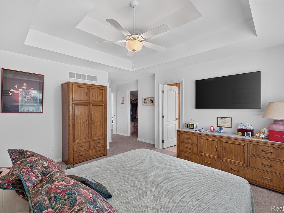 49665 Manistee Dr, photo 15