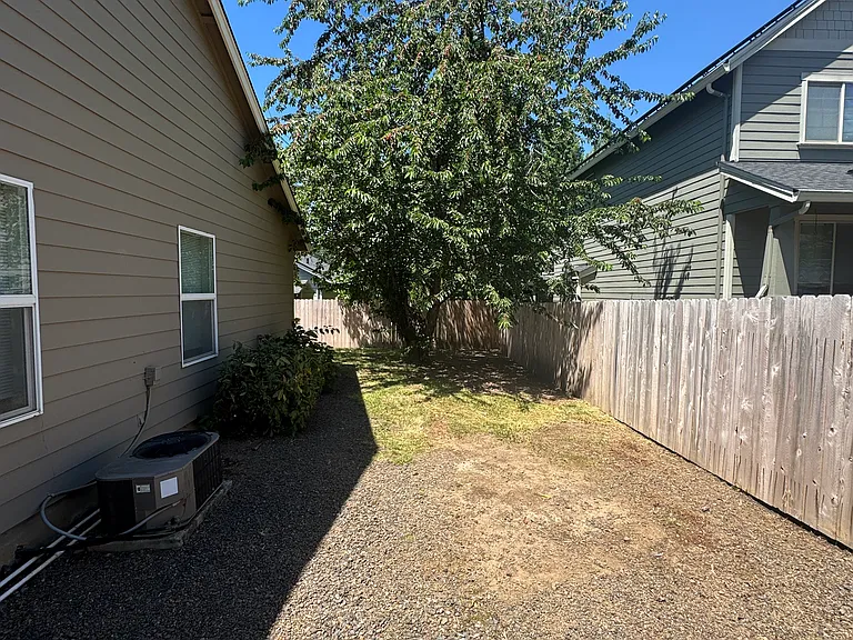 933 Pioneer Dr — Photo 18