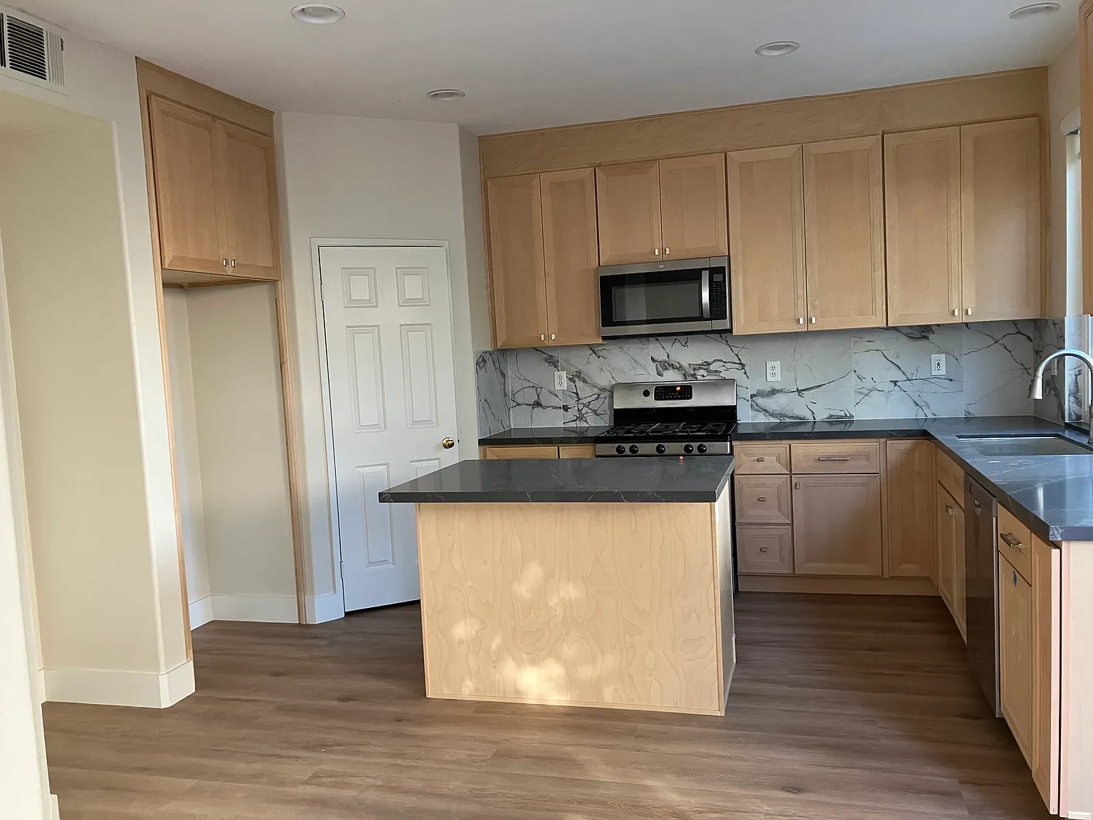 4 bed, 2.5 bath, 2100 sqft, $4,950 — Photo 3