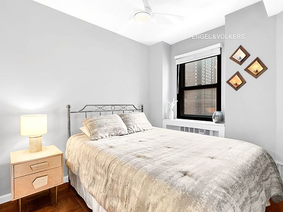 3rd image of 305 E 72nd St #12G