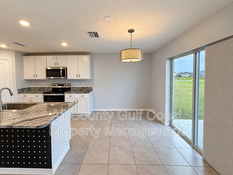 4 bed, 3.0 bath, 2435 sqft, $2,995 — Photo 3