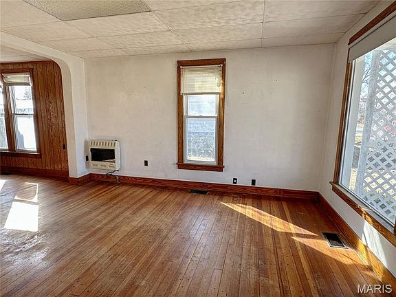 3rd image of 114 E Rowe St