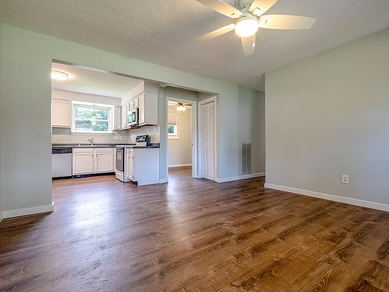 1104 Washington Dr — Photo 7
