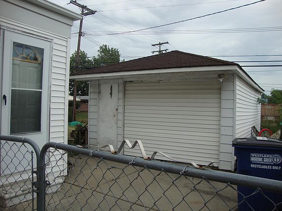 2nd image of 29933 Gladys Ave