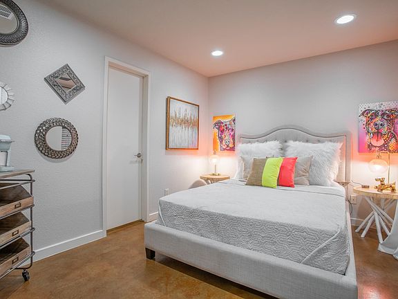 4th image of 2411 N Hall St APT 34