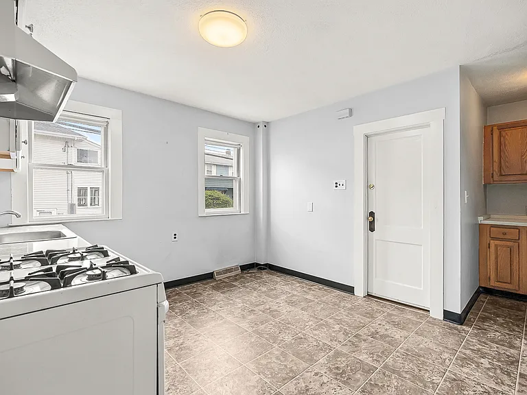 70 Windsor Rd — Photo 9