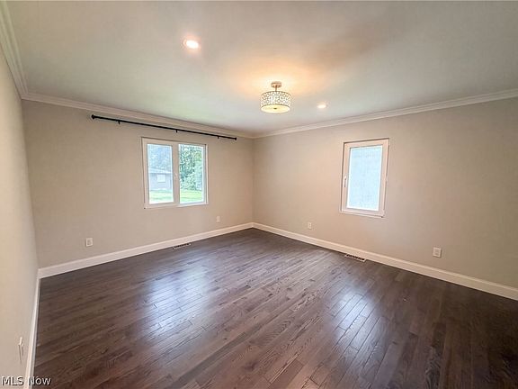 4th image of 37045 Chagrin Blvd