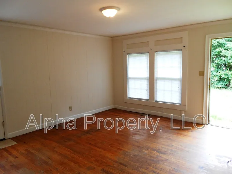 3 bed, 1.0 bath, 925 sqft, $1,200 — Photo 3