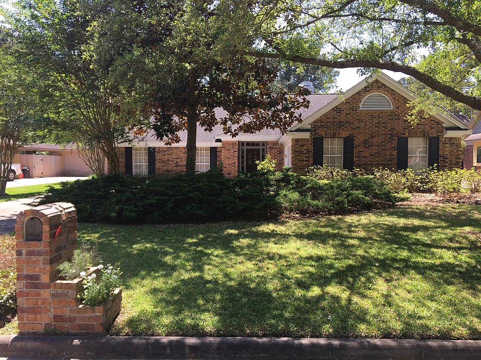 Traditional style home with swing in drive