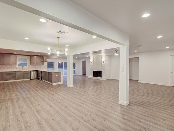 3rd image of 523 Brandon Rd