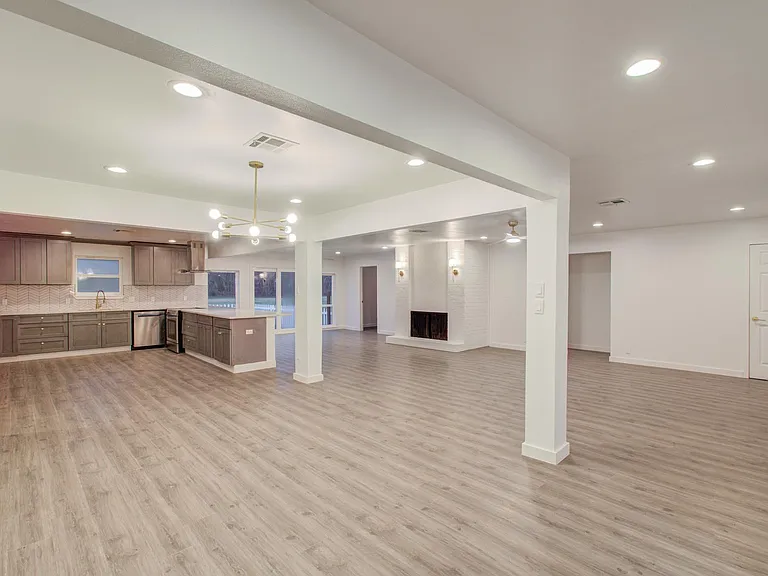 523 Brandon Rd — Photo 3