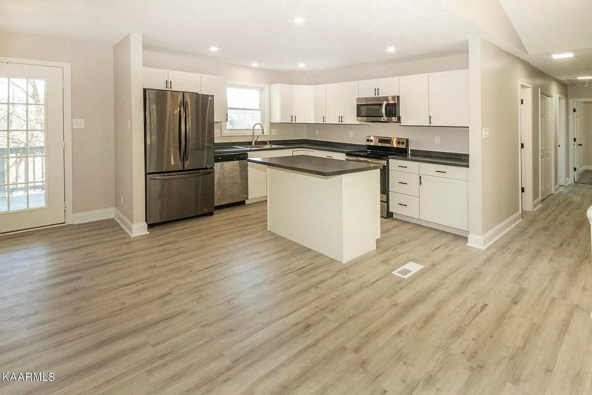 3 bed, 2.5 bath, 2172 sqft, $2,600 — Photo 4