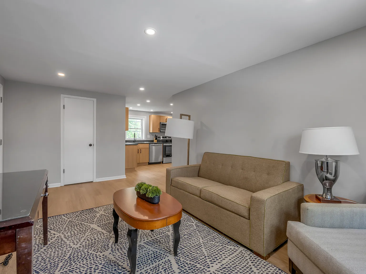 2 bed, 900 sqft, $2,400 — Photo 3