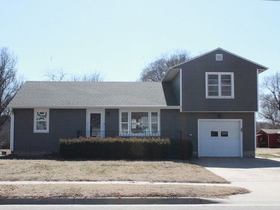 1st image of 923 W 1st St