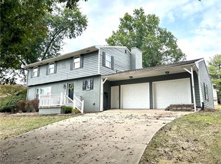 21 Cherry Hills Dr, Belpre, OH 45714
