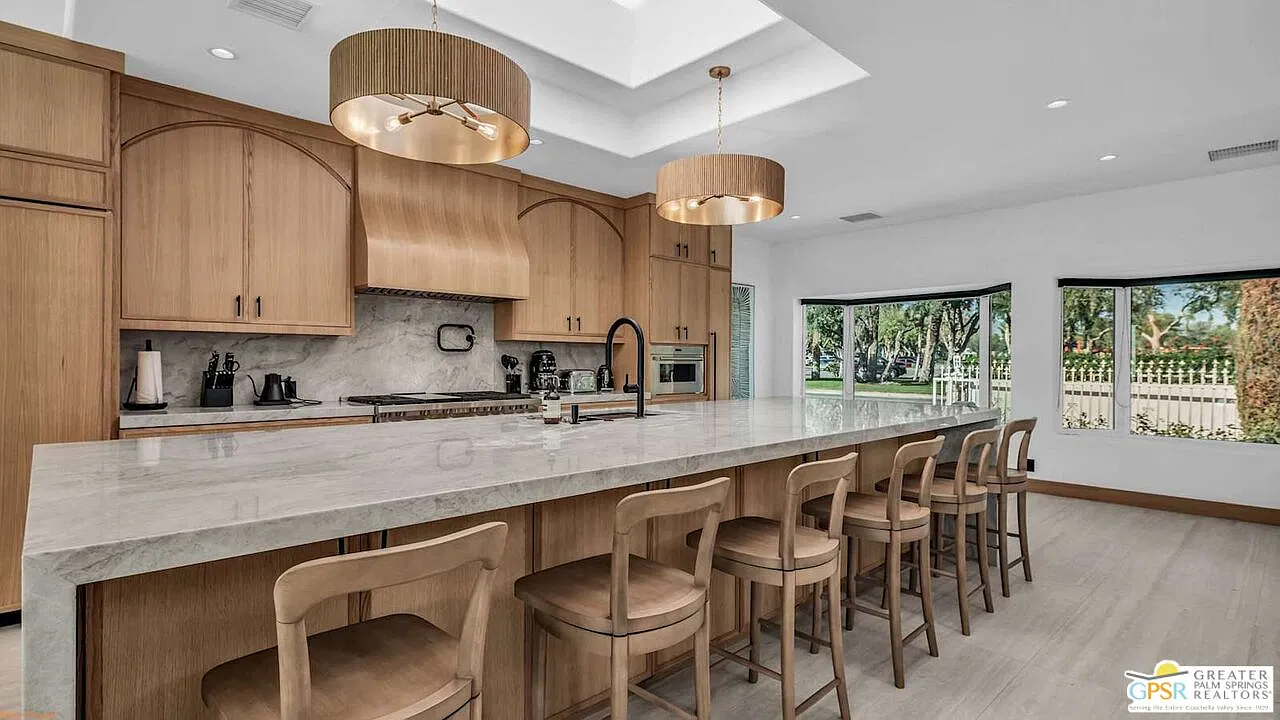 6 bed, 6.0 bath, 4124 sqft, $51,650 — Photo 3