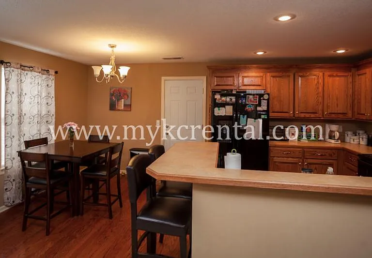 4228 Mission Rd — Photo 2