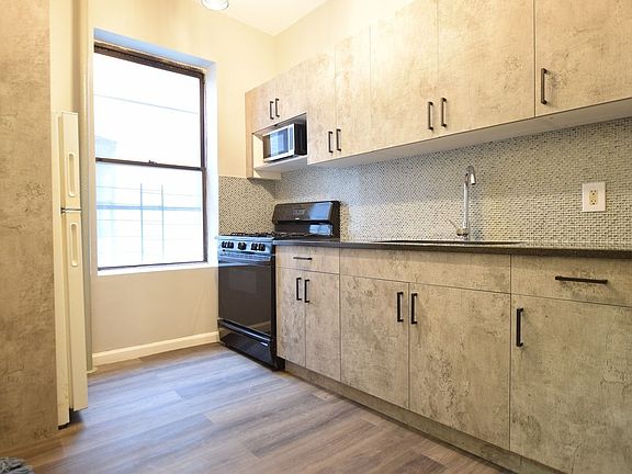 2nd image of 481 Montgomery St APT 1R