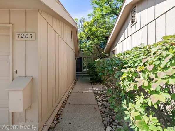 7203 Pebble Park Dr #125, West Bloomfield, MI 48322