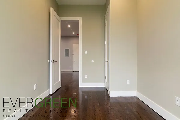 Rented by Evergreen Apartments BK | media 5