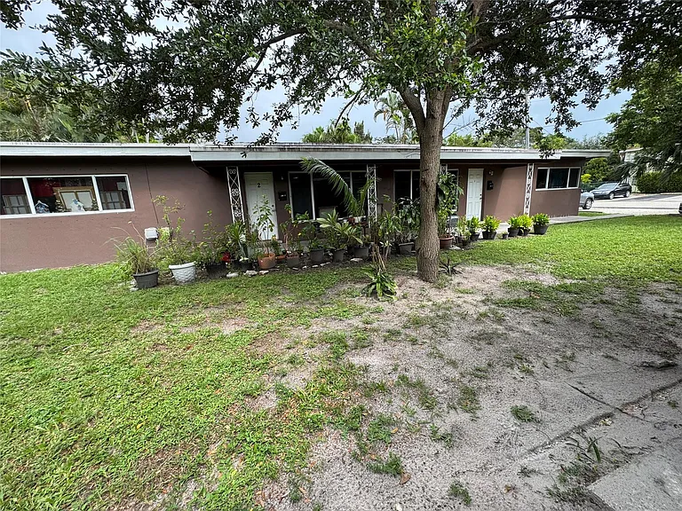 913 SW 15th Ter #1 — Photo 16