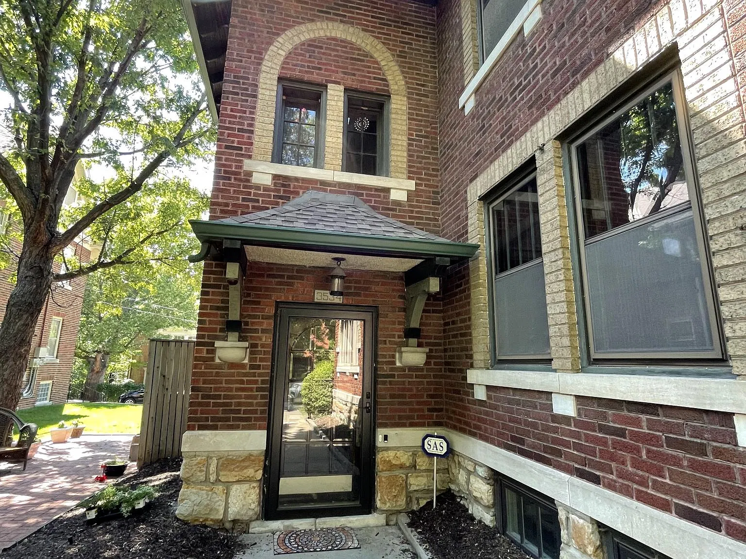 3 bed, 2000 sqft, $2,397 — Photo 2