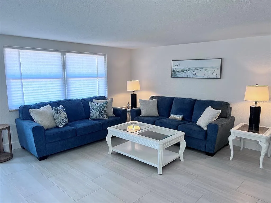 2 bed, 2.0 bath, 1190 sqft, $8,970 — Photo 2