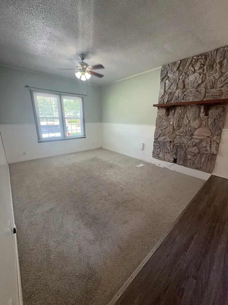 3 bed, 1.0 bath, 1325 sqft, $1,550 — Photo 2