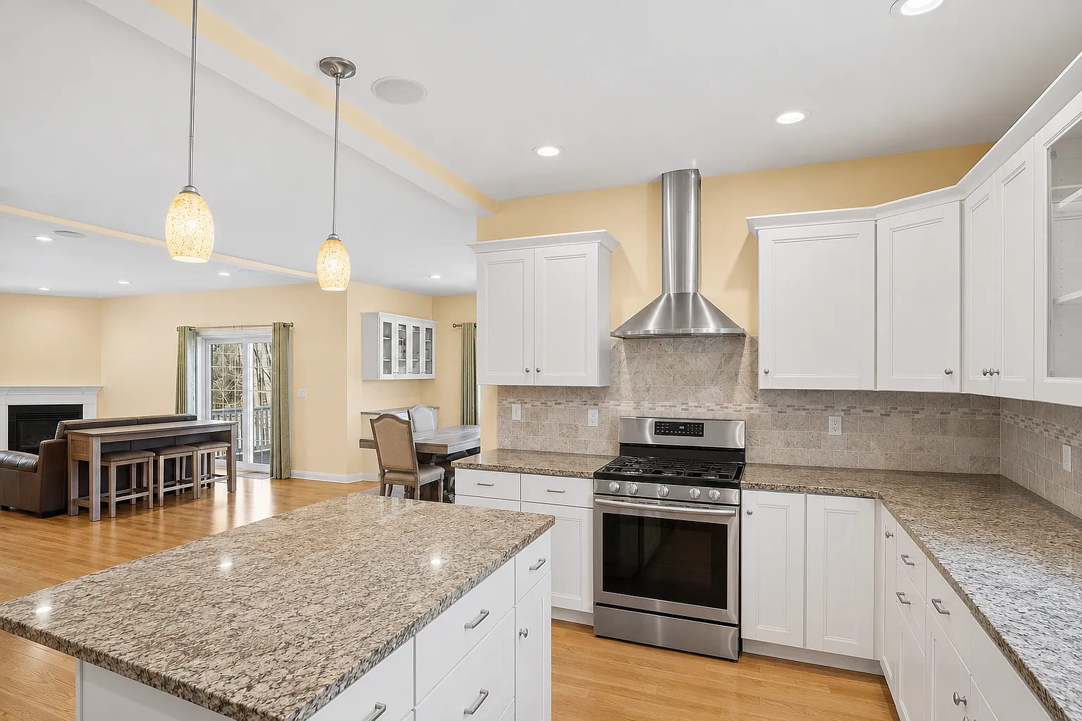 4 bed, 4.0 bath, 4200 sqft, $5,400 — Photo 4