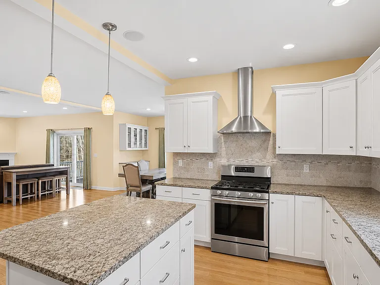 250 Willow St — Photo 4