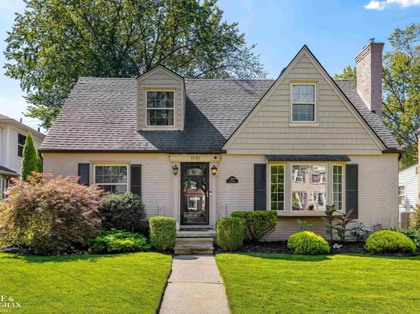 1535 Fairholme Rd, Grosse Pointe Woods, MI 48236