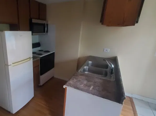 108 Roosevelt Rd APT 4, Wauconda, IL 60084