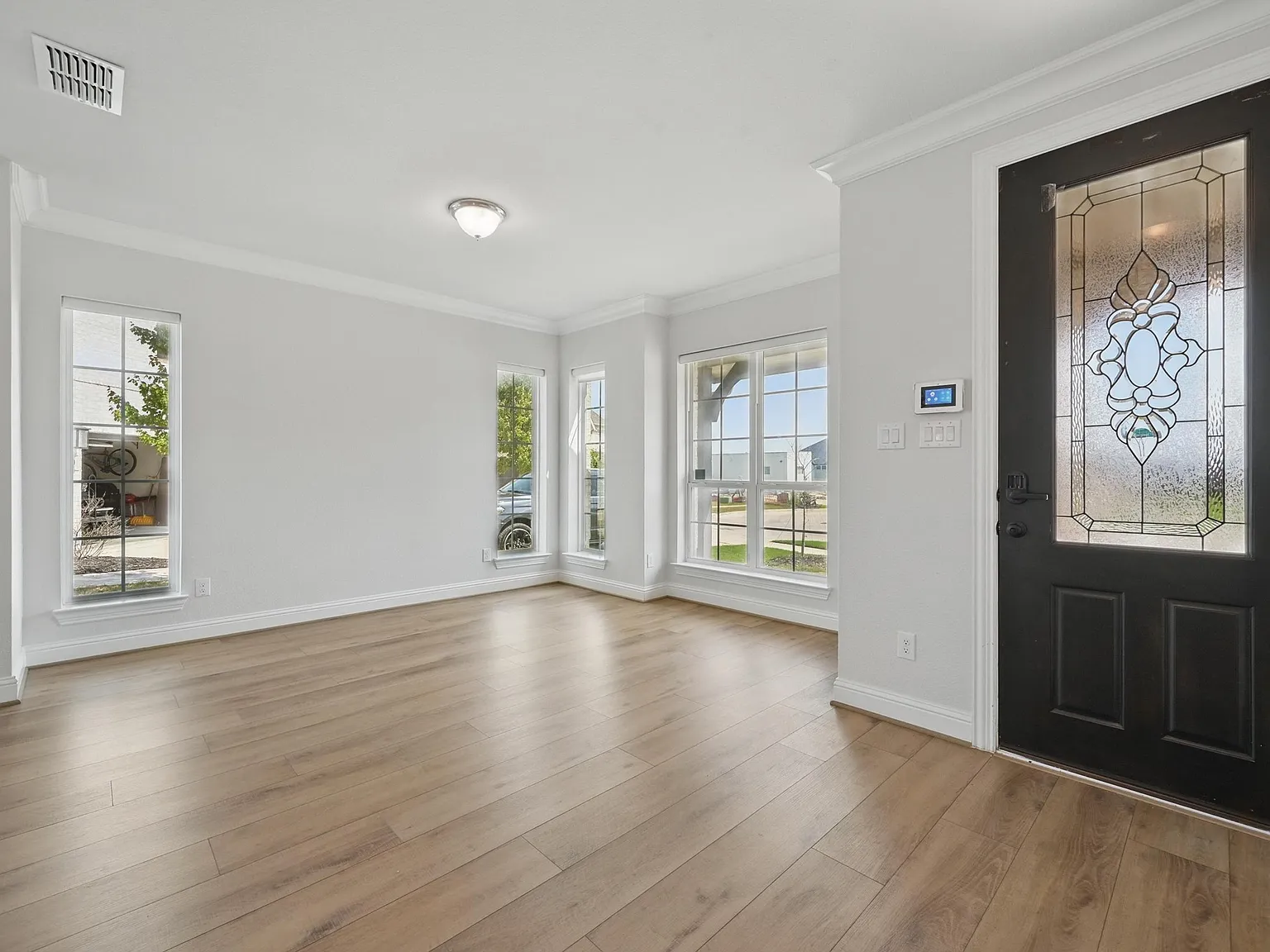 4 bed, 3269 sqft, $4,200 — Photo 3