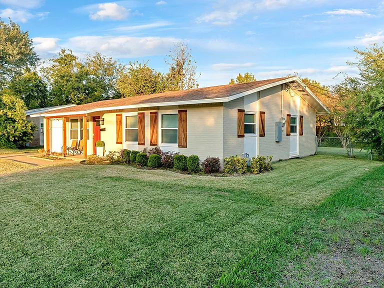 Castleton Dr — Photo 12