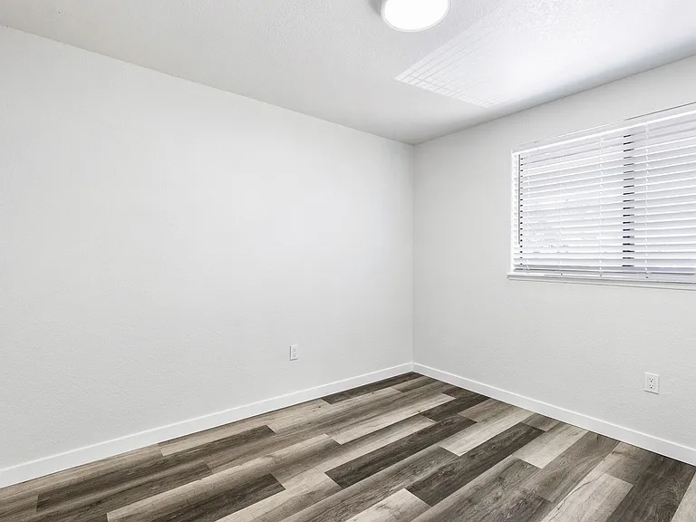 4122 4126 Hoyt Ave — Photo 8