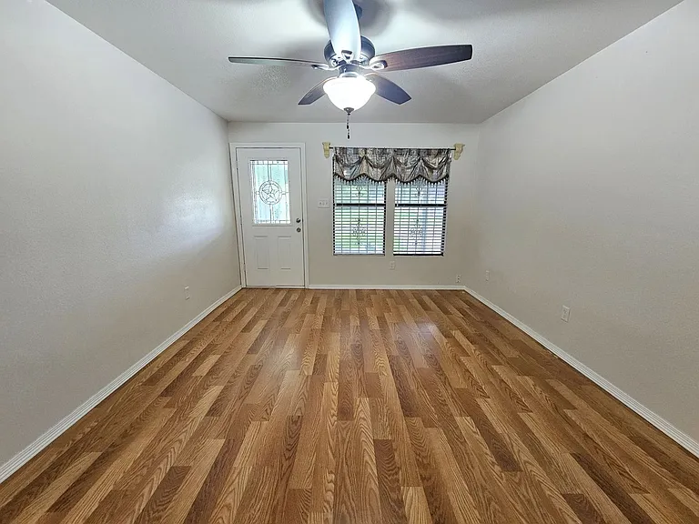 317 E Ebony St — Photo 2