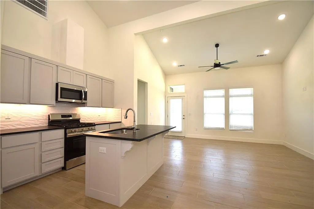 3 bed, 2.5 bath, 1420 sqft, $1,680 — Photo 4