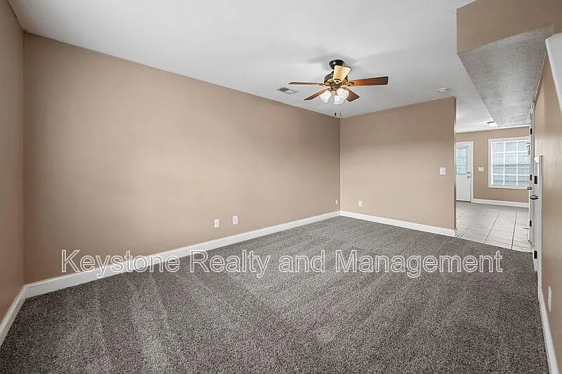 2 bed, 1.5 bath, 1050 sqft, $995 — Photo 2