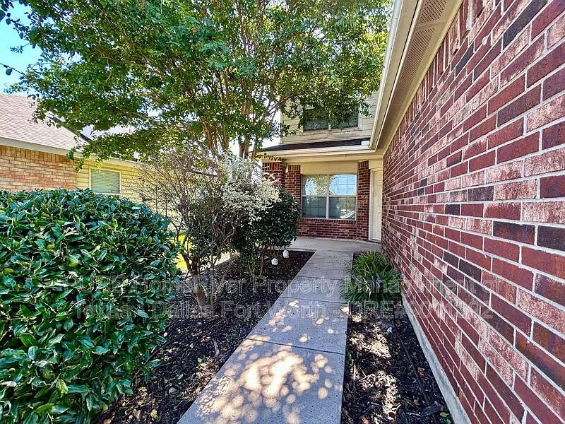 4 bed, 2.5 bath, 1784 sqft, $2,050 — Photo 3
