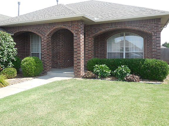 Covered Patio spans front