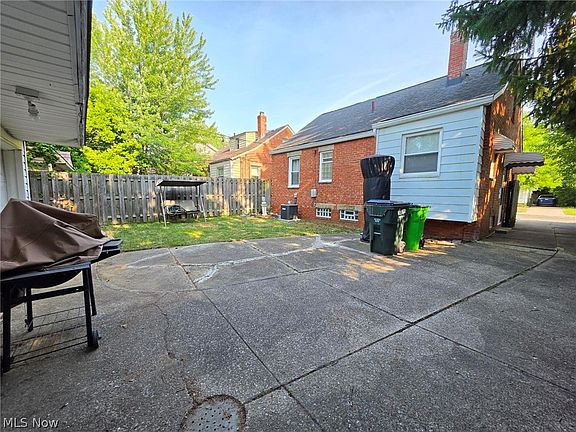 4th image of 11107 Plymouth Ave